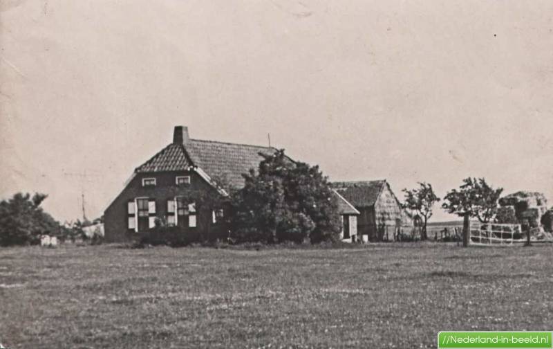 Eesergroen > Dorpsstraat luchtfoto's / foto's Nederlandinbeeld.nl