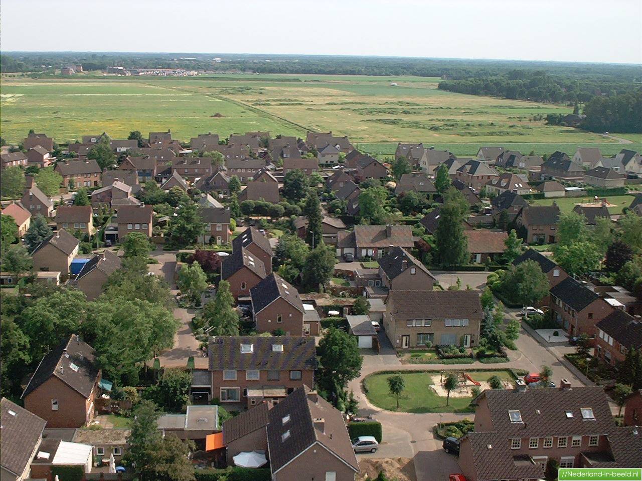 Beugen > Dorpsstraat luchtfoto's / foto's Nederlandinbeeld.nl